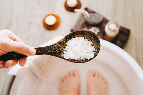 Voetenbad met zeezout